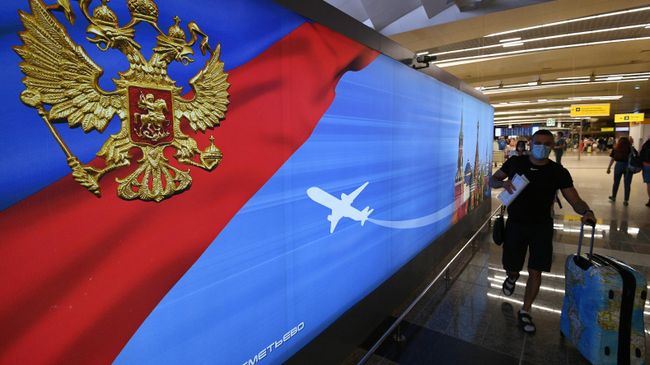 Пассажиры в международном аэропорту Шереметьево в Москве. 10 августа 2020 Пассажиры в международном аэропорту Шереметьево в Москве. 10 августа 2020