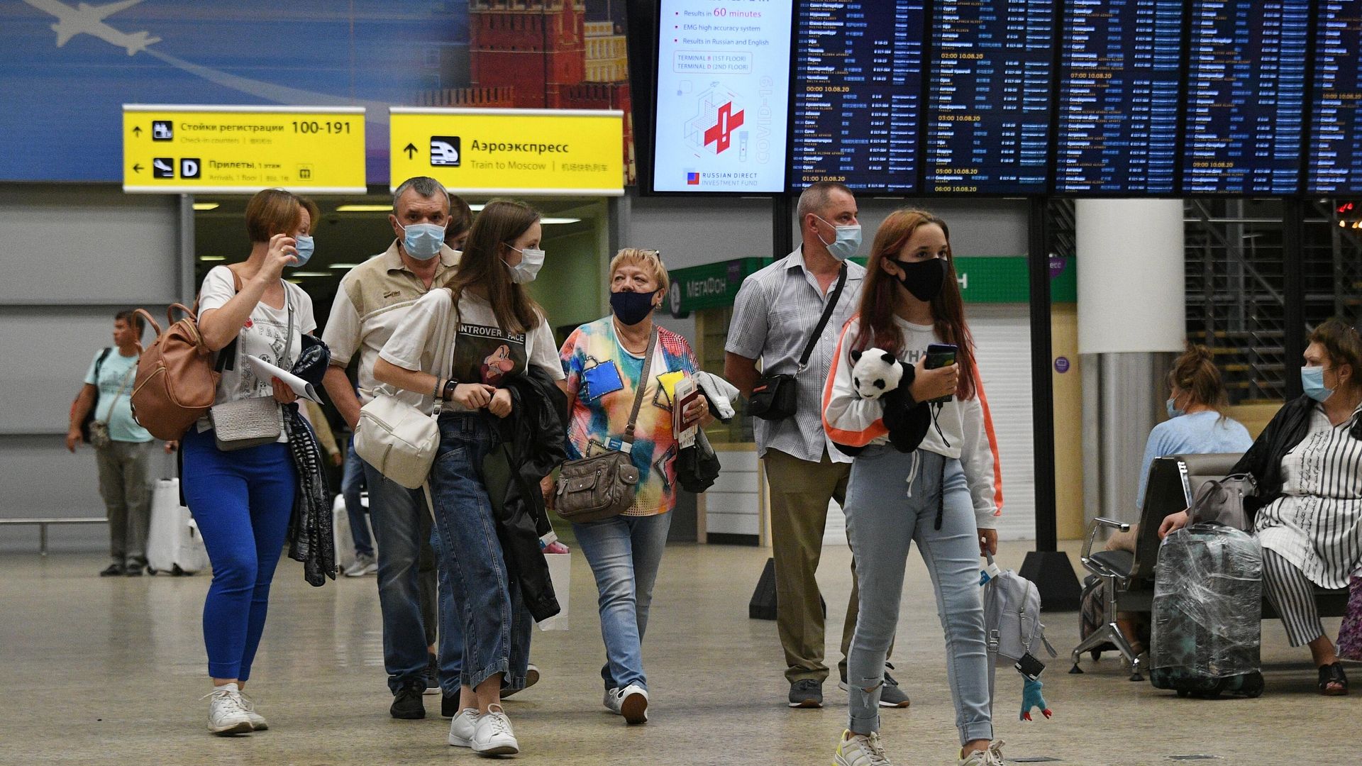 Пассажиры в международном аэропорту Шереметьево в Москве Пассажиры в международном аэропорту Шереметьево в Москве - РИА Новости, 1920, 14.10.2020
