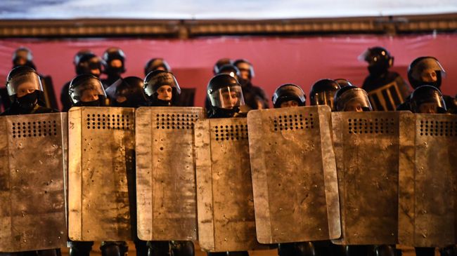 Сотрудники правоохранительных органов во время акции протеста в Минске Сотрудники правоохранительных органов во время акции протеста в Минске