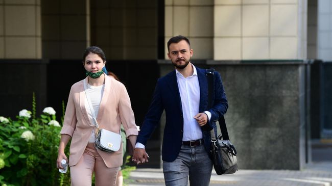 Бывшая студентка МГУ Варвара Караулова направляется в здание Мосгорсуда