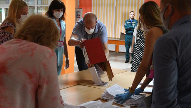 Члены участковой избирательной комиссии во время подсчёта голосов на избирательном участке в Минске в единый день голосования в Белоруссии Члены участковой избирательной комиссии во время подсчёта голосов на избирательном участке в Минске в единый день голосования в Белоруссии