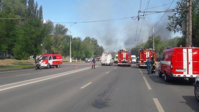 Сотрудники МЧС на месте пожара в Тракторозаводском районе Волгограда Сотрудники МЧС на месте пожара в Тракторозаводском районе Волгограда