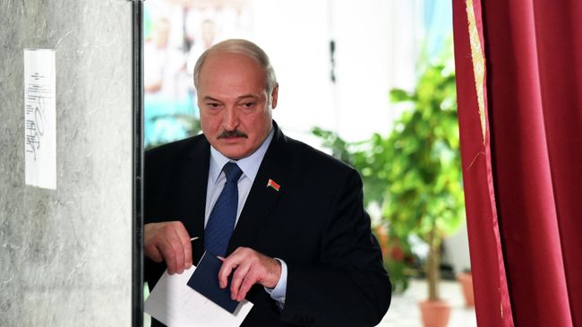 Президент Белоруссии Александр Лукашенко голосует на выборах президента Белоруссии на избирательном участке в Минске Президент Белоруссии Александр Лукашенко голосует на выборах президента Белоруссии на избирательном участке в Минске