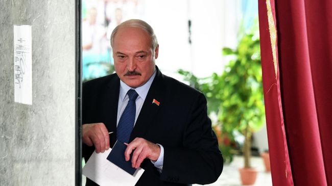 Президент Белоруссии Александр Лукашенко голосует на выборах президента Белоруссии на избирательном участке в Минске Президент Белоруссии Александр Лукашенко голосует на выборах президента Белоруссии на избирательном участке в Минске