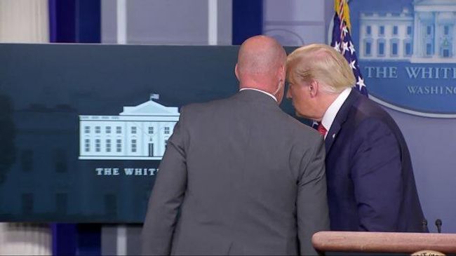 Кадры как охрана уводит Дональда Трампа с пресс-конференции Кадры как охрана уводит Дональда Трампа с пресс-конференции