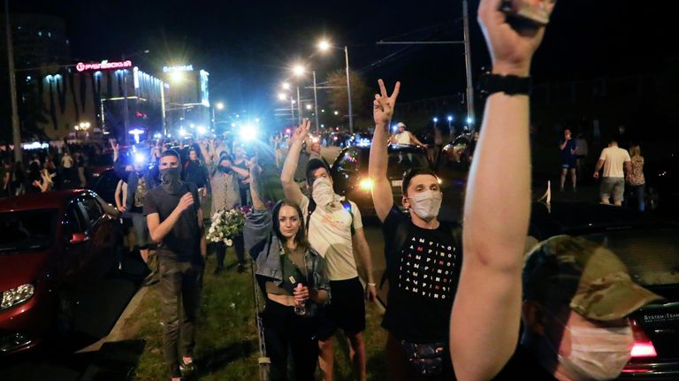 Люди во время массовой акции протеста после президентских выборов в Минске, Беларусь Люди во время массовой акции протеста после президентских выборов в Минске, Беларусь