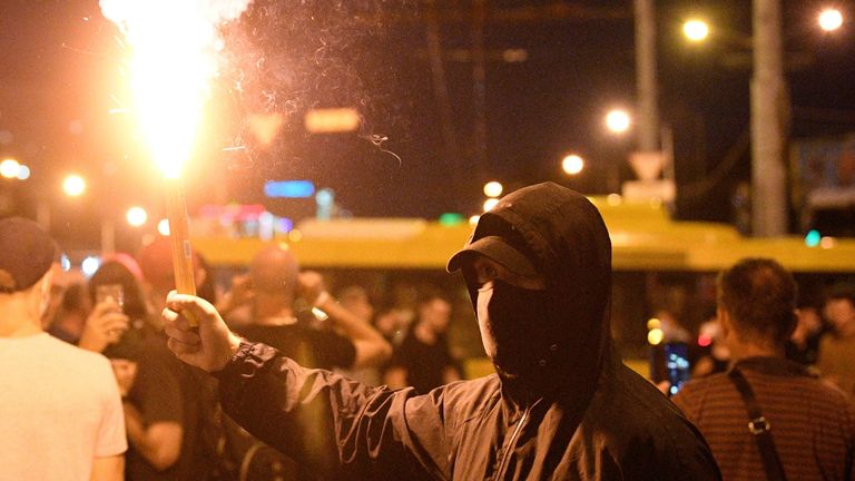 Участник акции протеста на одной из улиц в Минске Участник акции протеста на одной из улиц в Минске