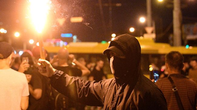 Участник акции протеста на одной из улиц в Минске Участник акции протеста на одной из улиц в Минске