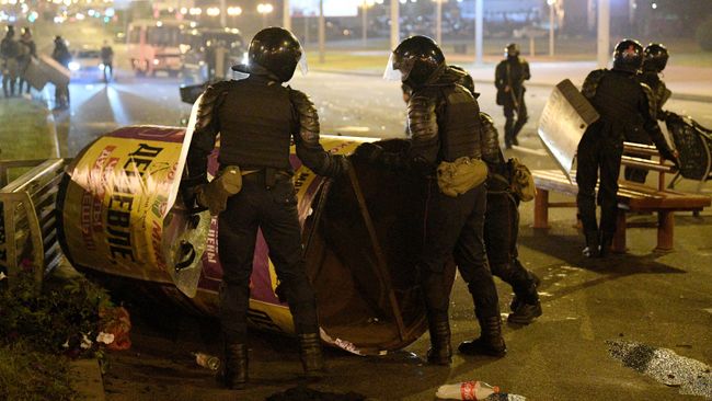 Сотрудники правоохранительных органов во время акции протеста в Минск Сотрудники правоохранительных органов во время акции протеста в Минск