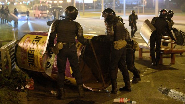 Сотрудники правоохранительных органов во время акции протеста в Минск