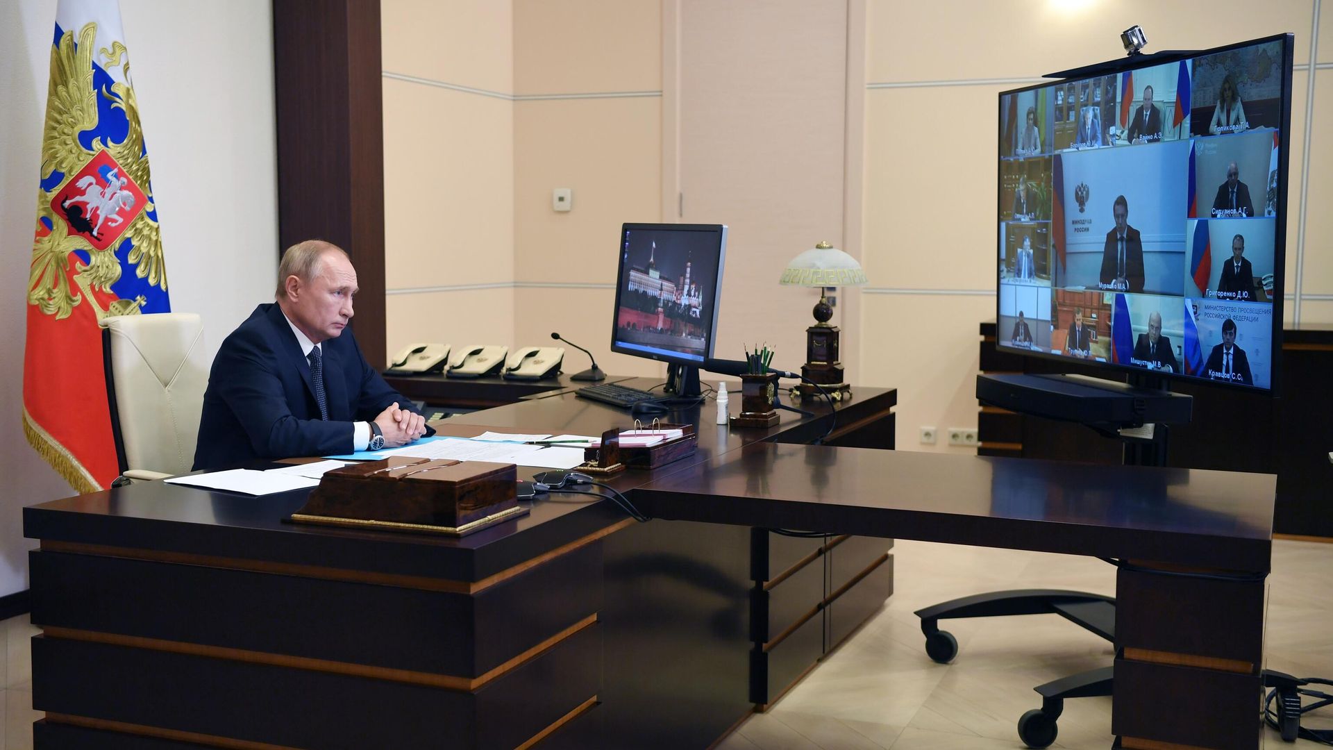Президент РФ Владимир Путин проводит в режиме видеоконференции совещание с членами правительства РФ Президент РФ Владимир Путин проводит в режиме видеоконференции совещание с членами правительства РФ - РИА Новости, 1920, 11.08.2020