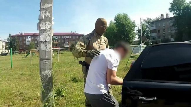 Сотрудники ФСБ Башкирии проводят задержание по делу о теракте. Стоп-кадр видео Сотрудники ФСБ Башкирии проводят задержание по делу о теракте. Стоп-кадр видео