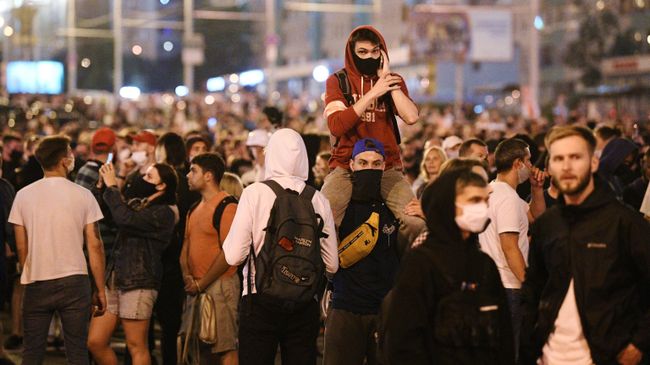 Участники акции протеста в Минске после президентских выборов Участники акции протеста в Минске после президентских выборов