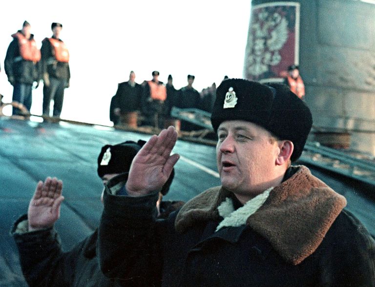 Командир подводной лодки Курск Геннадий Лячин после возвращения из похода в Средиземном море