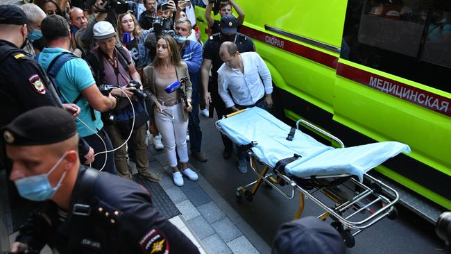 Медики выкатили носилки у здания Пресненского суда города Москвы, где должно пройти заседание по делу о ДТП со смертельным исходом Медики выкатили носилки у здания Пресненского суда города Москвы, где должно пройти заседание по делу о ДТП со смертельным исходом