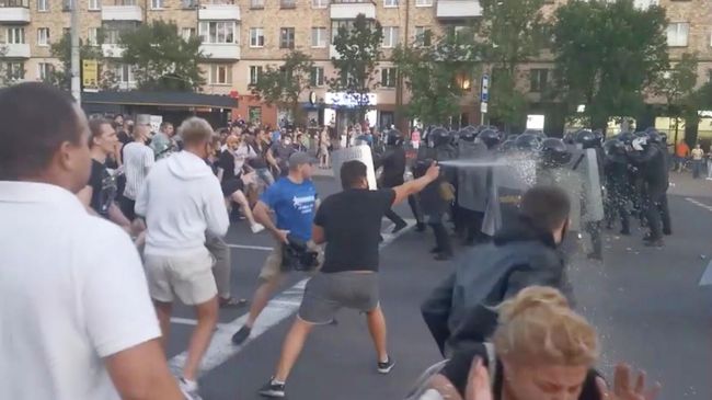 Столкновения протестующих с ОМОНом в Бресте Столкновения протестующих с ОМОНом в Бресте