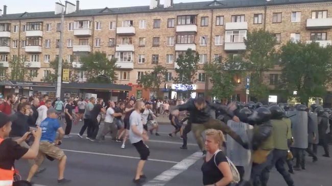 Столкновения протестующих с ОМОНом в Бресте Столкновения протестующих с ОМОНом в Бресте