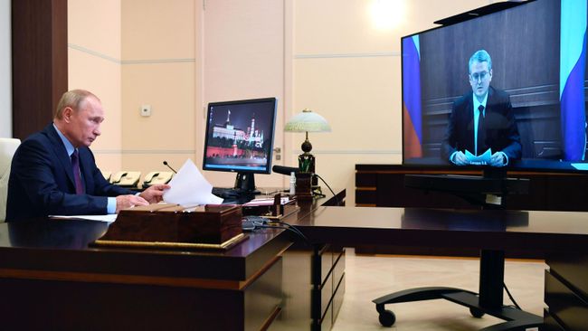 Владимир Путин во время встречи в режиме видеоконференции с временно исполняющим обязанности губернатора Камчатского края Владимиром Солодовым Владимир Путин во время встречи в режиме видеоконференции с временно исполняющим обязанности губернатора Камчатского края Владимиром Солодовым