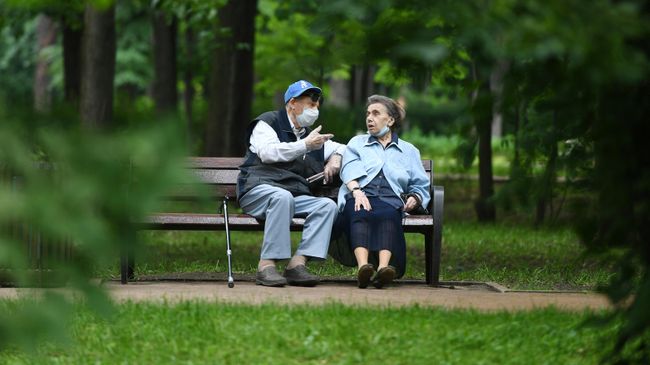 Отдыхающие пенсионеры в парке Сокольники в Москве
