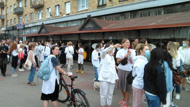 Белорусские женщины провели несанкционированную акцию в Минске, высказывая протест против действий силовиков в городах республики Белорусские женщины провели несанкционированную акцию в Минске, высказывая протест против действий силовиков в городах республики