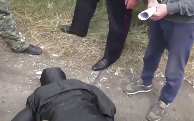 Романов показывает, как убивали одного из бизнесменов Романов показывает, как убивали одного из бизнесменов