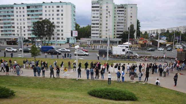 Жители Минска принесли цветы на место гибели участника акции протеста Жители Минска принесли цветы на место гибели участника акции протеста