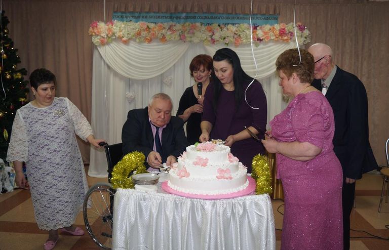 Свадьба Виктории (крайняя слева) и Виктора