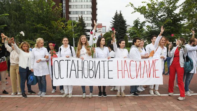 Белорусские медики проводят мирную акцию протеста в Минске с требованием остановить насилие