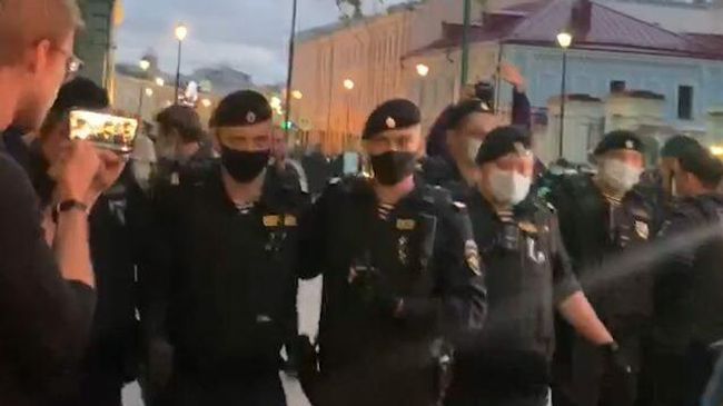 Полицейские оттеснили с тротуара участников акции у посольства Белоруссии в Москве Полицейские оттеснили с тротуара участников акции у посольства Белоруссии в Москве