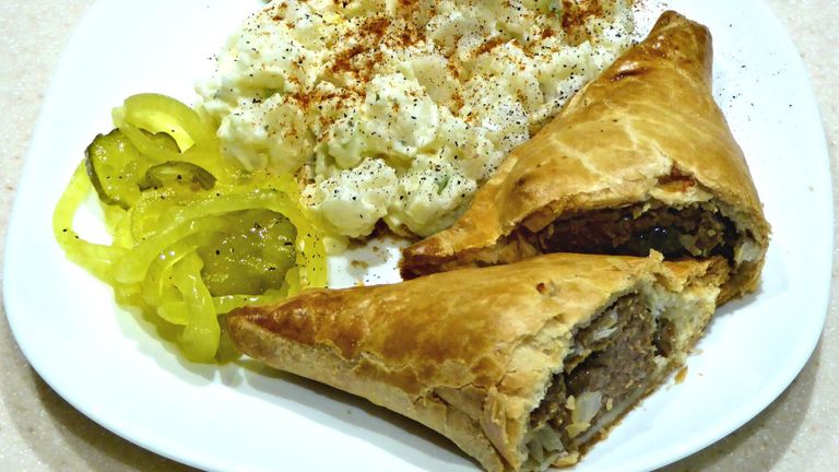 Корноулский пирог со свининой и яблоками Корноулский пирог со свининой и яблоками