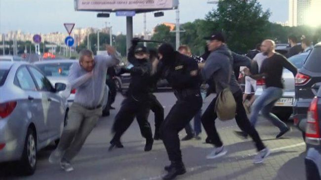 Свои против своих: в Минске не утихают протесты и столкновения с полицией Свои против своих: в Минске не утихают протесты и столкновения с полицией