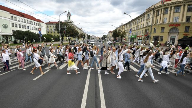 Участники мирной акции протеста Участники мирной акции протеста