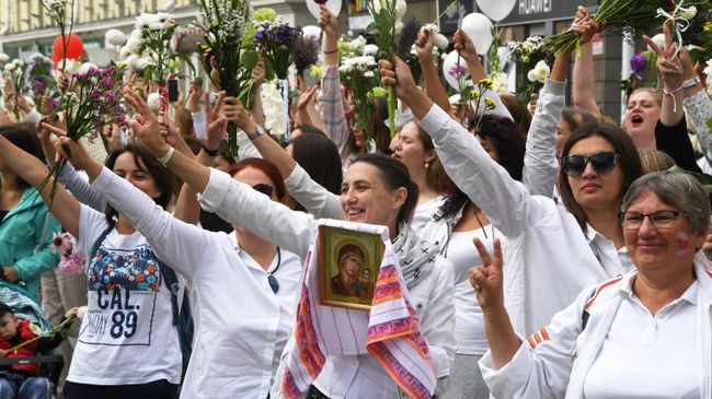 Участники мирной акции протеста возле Комаровского рынка в Минске Участники мирной акции протеста возле Комаровского рынка в Минске