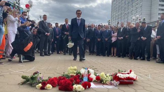 Европейские послы принесли цветы к месту гибели протестующего в Минске Европейские послы принесли цветы к месту гибели протестующего в Минске