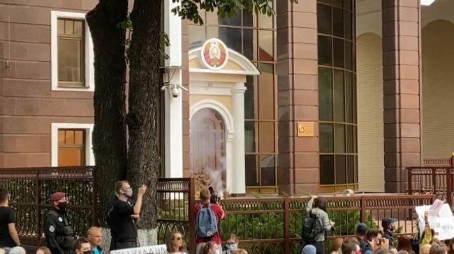 Кадры горящего файера, брошенного в белорусское посольство в Киеве Кадры горящего файера, брошенного в белорусское посольство в Киеве