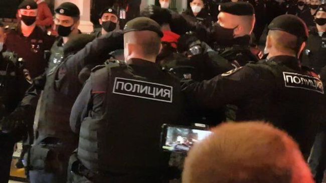 Полицейские задержали протестующего на акции у белорусского посольства в Москве Полицейские задержали протестующего на акции у белорусского посольства в Москве