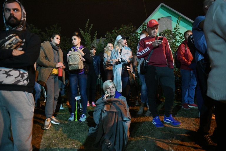 Люди ожидают освобождения своих родных и близких возле Центра изоляции правонарушителей на улице Окрестина в Минске Люди ожидают освобождения своих родных и близких возле Центра изоляции правонарушителей на улице Окрестина в Минске