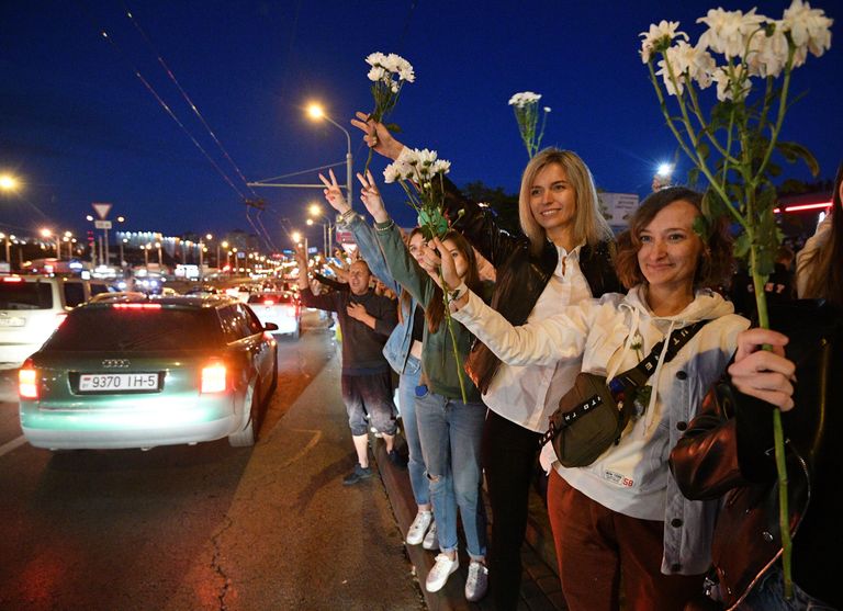 Участники акции протеста у станции метро Пушкинская в Минске Участники акции протеста у станции метро Пушкинская в Минске