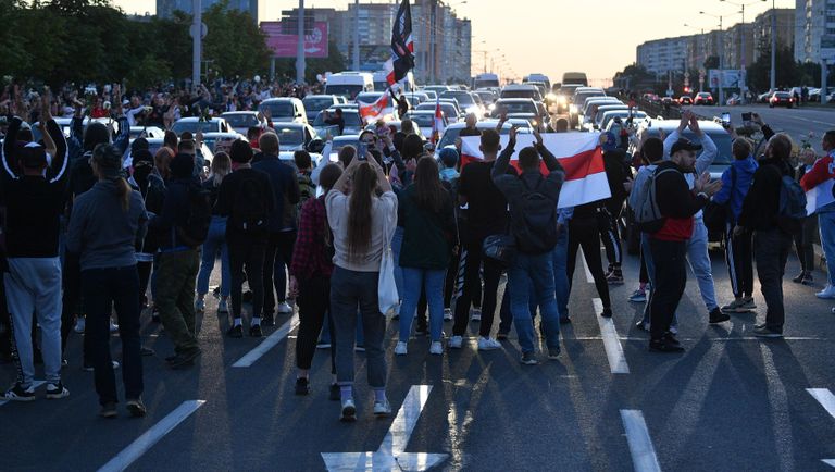 Участники акции протеста у станции метро Пушкинская в Минске Участники акции протеста у станции метро Пушкинская в Минске