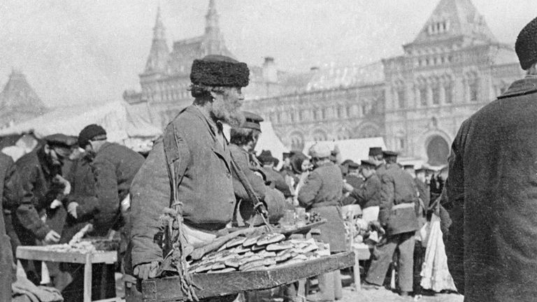 Разносчик, торгующий пирогами. Москва, 1900-е гг. Разносчик, торгующий пирогами. Москва, 1900-е гг.