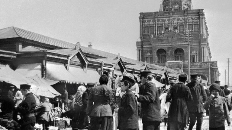 Жители Москвы на Сухаревском рынке Жители Москвы на Сухаревском рынке