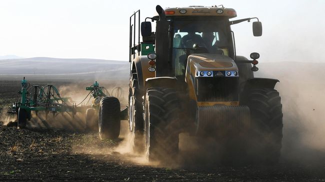 Культиватор готовит пашню для посева пшеницы во время посевных работ в окрестностях поселка Интикуль Новоселовского района Красноярского края Культиватор готовит пашню для посева пшеницы во время посевных работ в окрестностях поселка Интикуль Новоселовского района Красноярского края