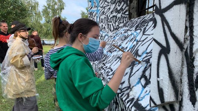 Помощь жителей Екатеринбурга стрит-арт художнику Покрасу Лампасу по восстановлению работы, испорченной вандалами Помощь жителей Екатеринбурга стрит-арт художнику Покрасу Лампасу по восстановлению работы, испорченной вандалами