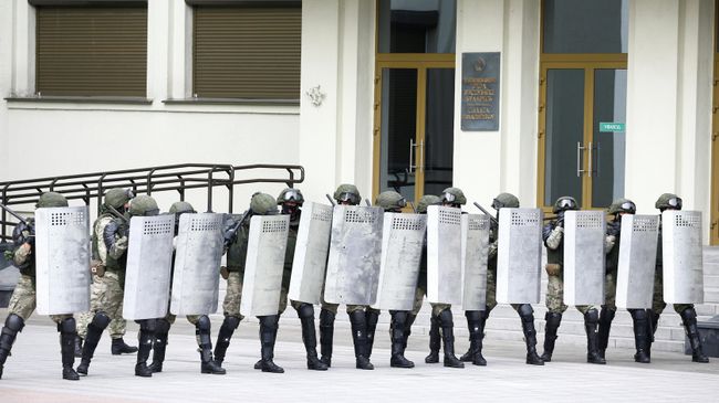 Сотрудники правоохранительных органов у Дома правительства в Минске Сотрудники правоохранительных органов у Дома правительства в Минске