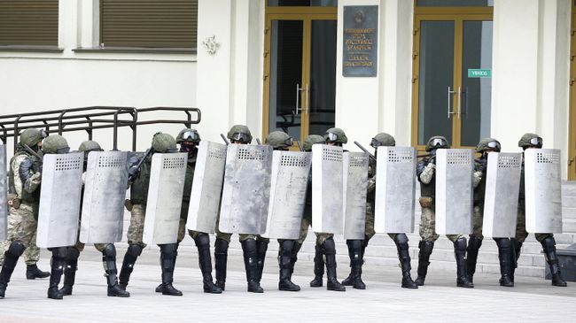 Сотрудники правоохранительных органов у Дома правительства в Минске Сотрудники правоохранительных органов у Дома правительства в Минске