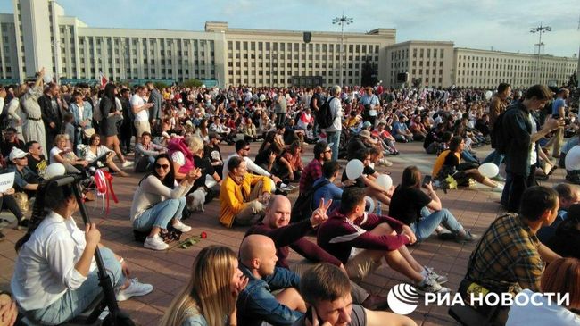 Народ у Дома правительства в Минске Народ у Дома правительства в Минске