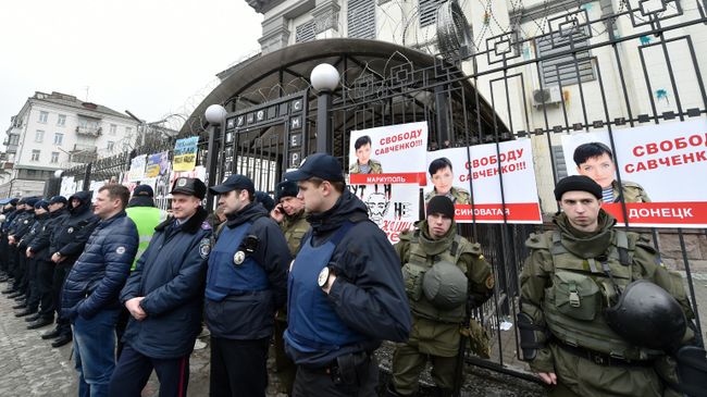 Полиция Украины охраняет здание посольства России в Киеве во время митинга в поддержку Надежды Савченко в марте 2016 года Полиция Украины охраняет здание посольства России в Киеве во время митинга в поддержку Надежды Савченко в марте 2016 года