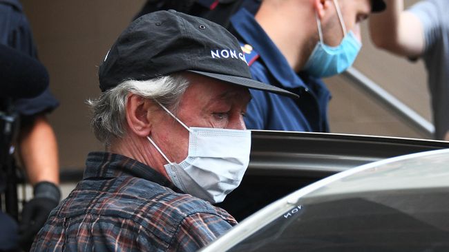 Актер Михаил Ефремов садится в автомобиль у здания Пресненского суда города Москвы после заседания по делу о ДТП со смертельным исходом