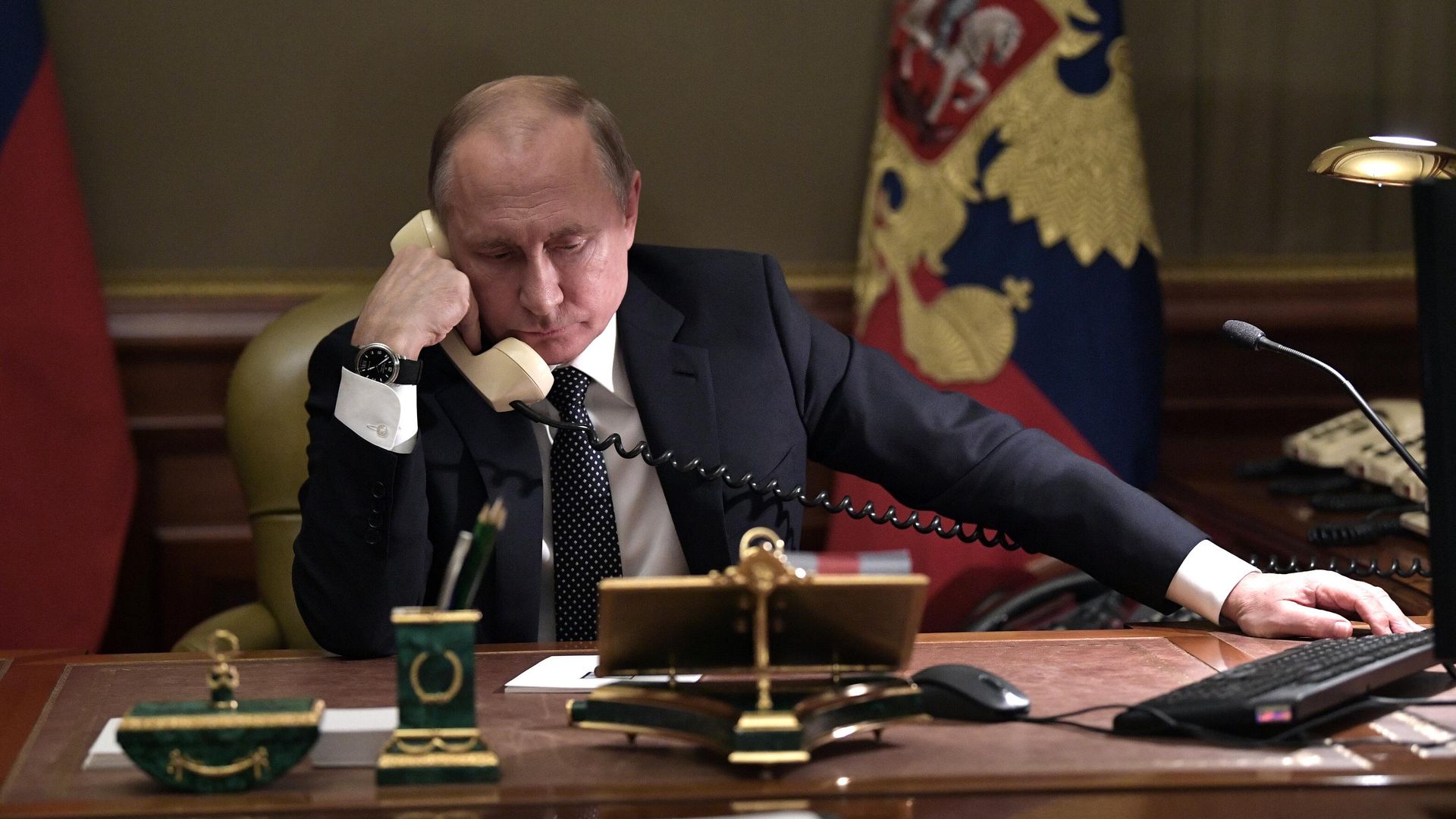 Президент России Владимир Путин во время телефонного разговора Президент России Владимир Путин во время телефонного разговора - РИА Новости, 1920, 16.10.2023