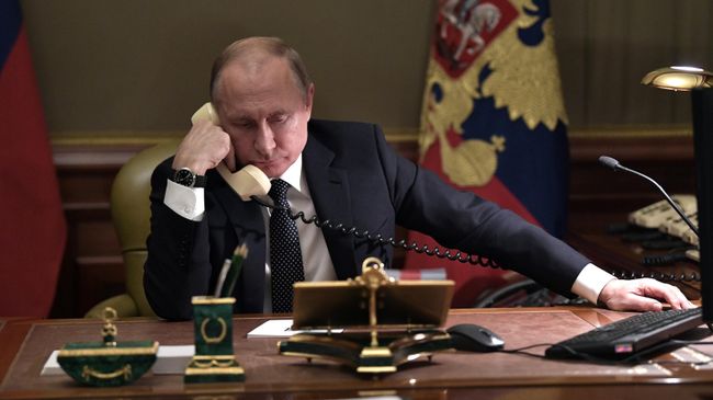 Президент РФ Владимир Путин во время телефонного разговора